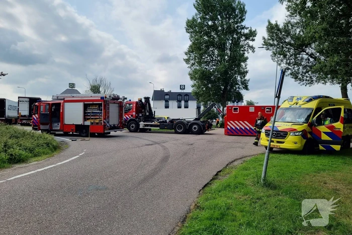 Vrachtwagen lekt liters gevaarlijke stoffen op parkeerplaats