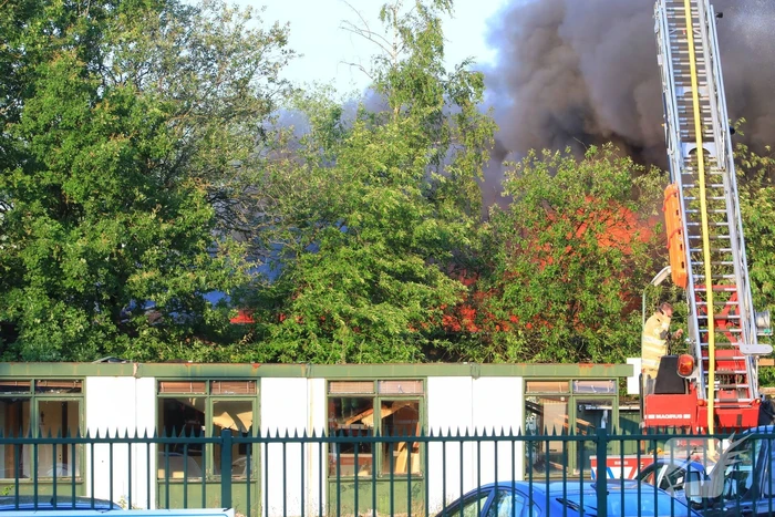 Uitslaande brand in garagebedrijf