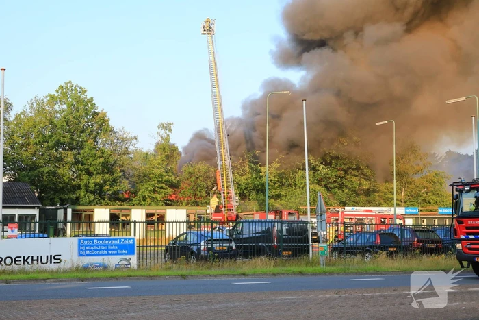 Uitslaande brand in garagebedrijf