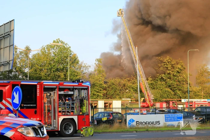 Uitslaande brand in garagebedrijf