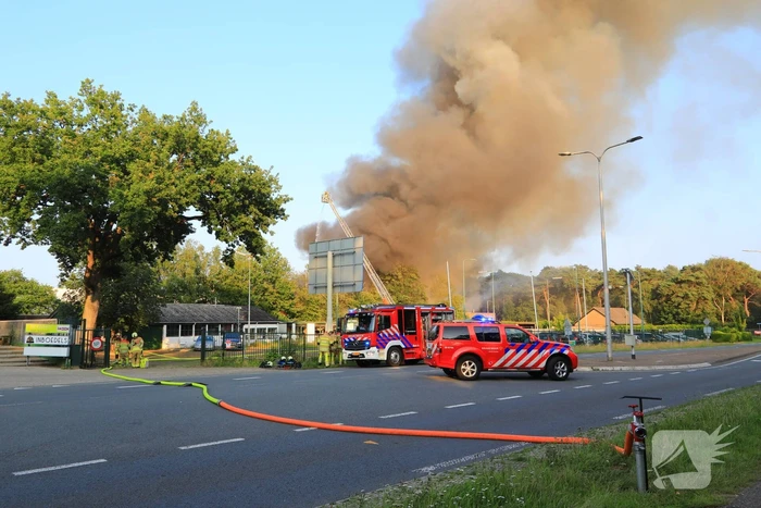 Uitslaande brand in garagebedrijf