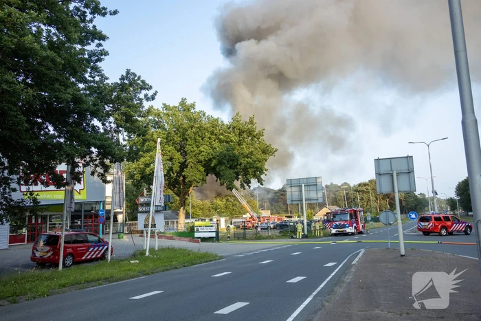 Uitslaande brand in garagebedrijf