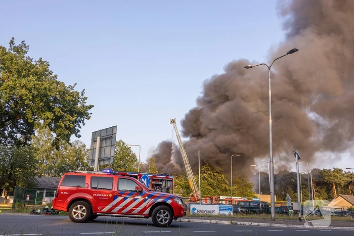 Uitslaande brand in garagebedrijf