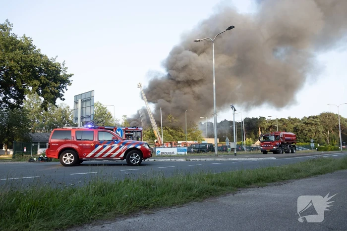 Uitslaande brand in garagebedrijf