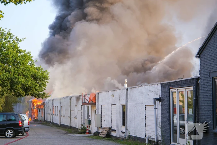Uitslaande brand in garagebedrijf