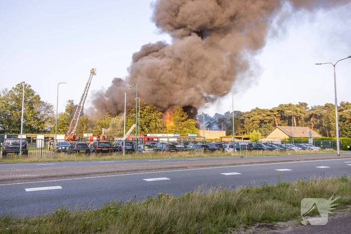 Uitslaande brand in garagebedrijf