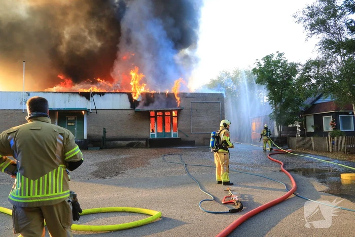 Uitslaande brand in garagebedrijf