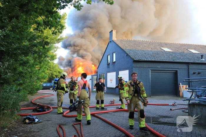 Uitslaande brand in garagebedrijf