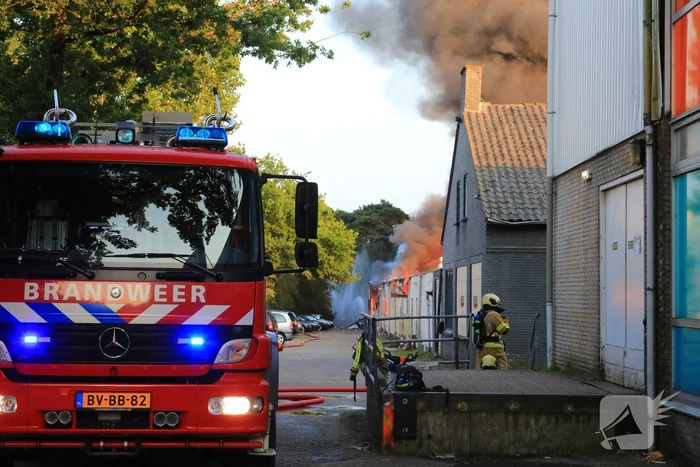 Uitslaande brand in garagebedrijf