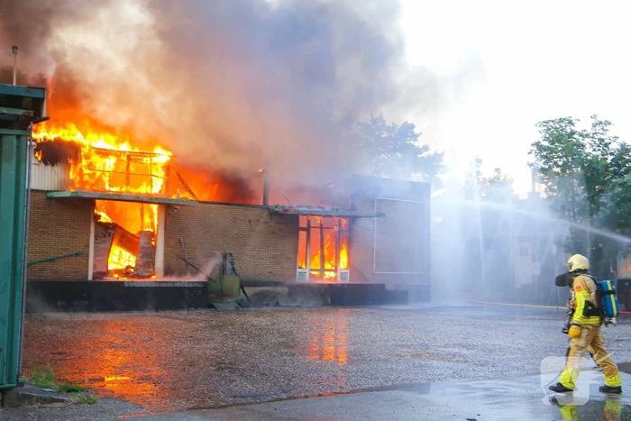 Uitslaande brand in garagebedrijf