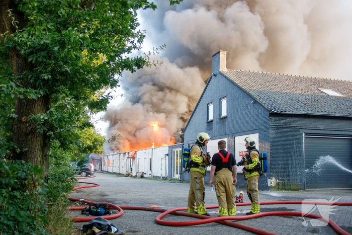 Uitslaande brand in garagebedrijf