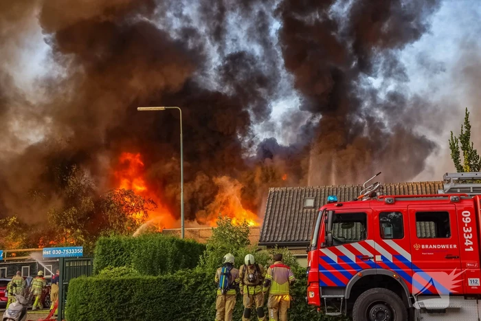 Uitslaande brand in garagebedrijf