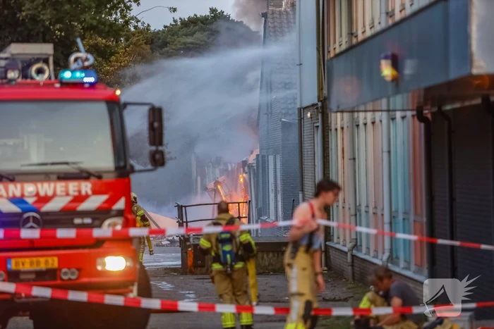 Uitslaande brand in garagebedrijf