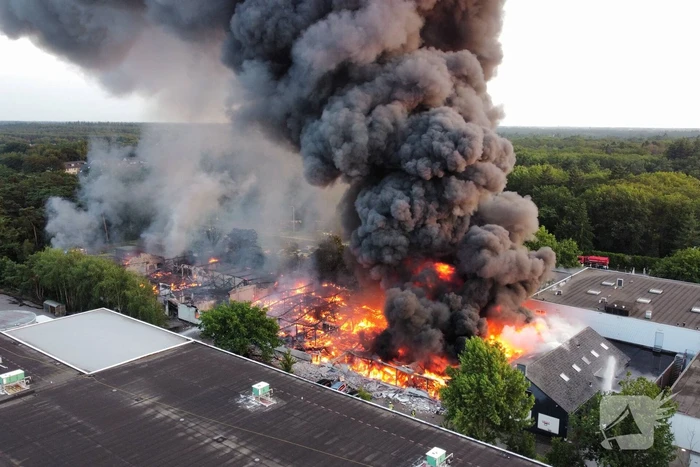 Uitslaande brand in garagebedrijf