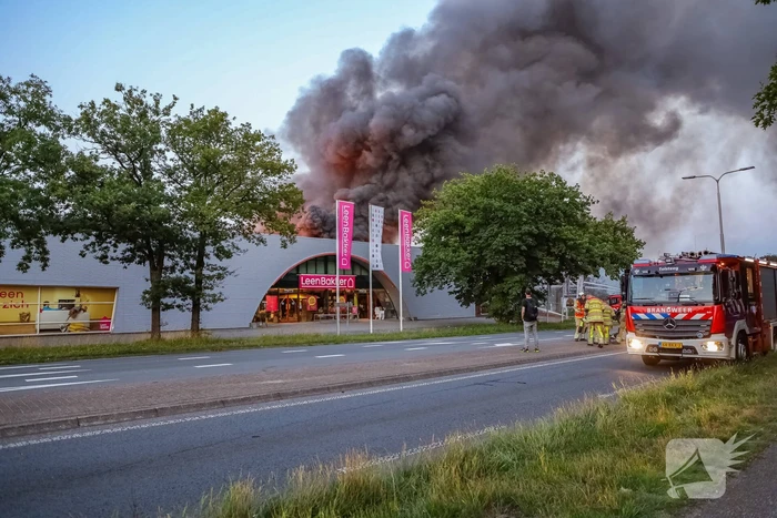 Uitslaande brand in garagebedrijf
