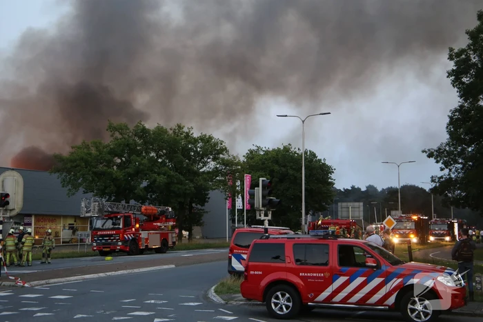 Uitslaande brand in garagebedrijf