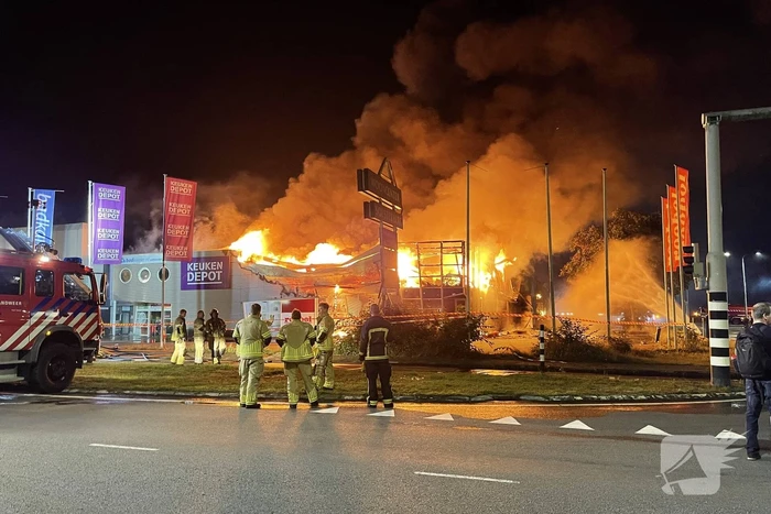 Uitslaande brand in garagebedrijf