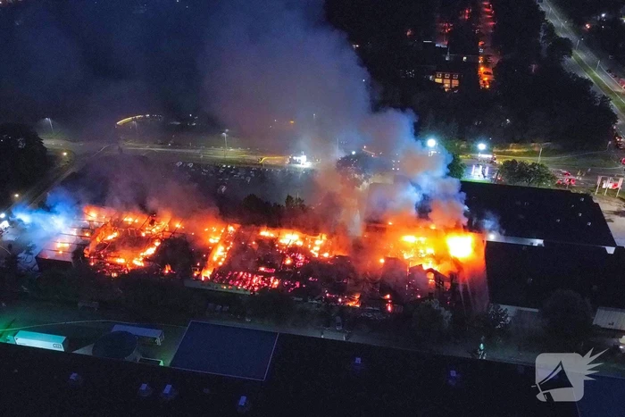 Uitslaande brand in garagebedrijf