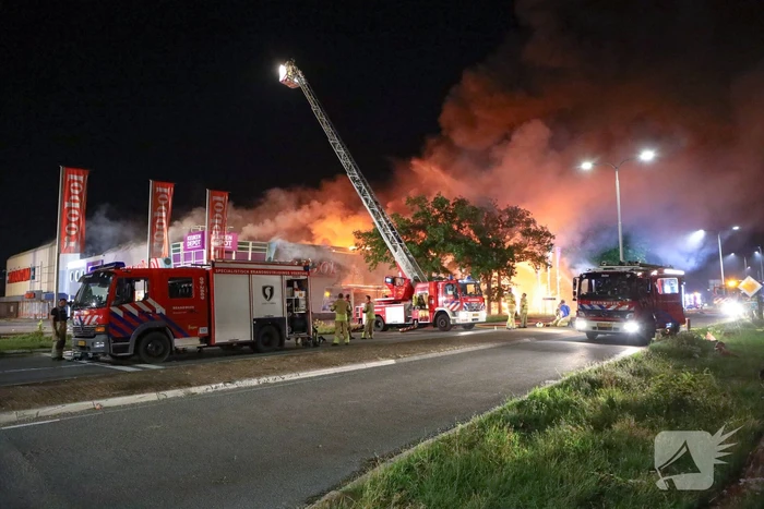 Uitslaande brand in garagebedrijf