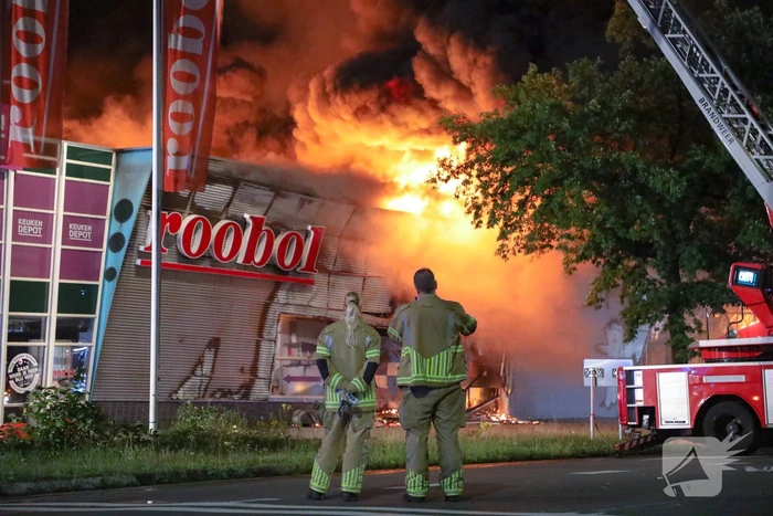 Uitslaande brand in garagebedrijf