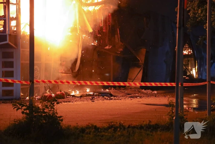 Uitslaande brand in garagebedrijf