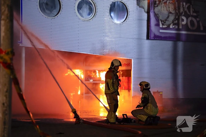 Uitslaande brand in garagebedrijf