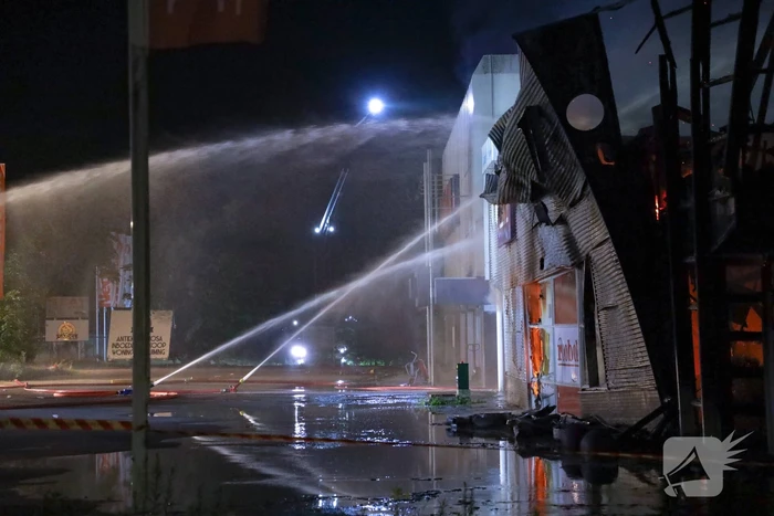 Uitslaande brand in garagebedrijf