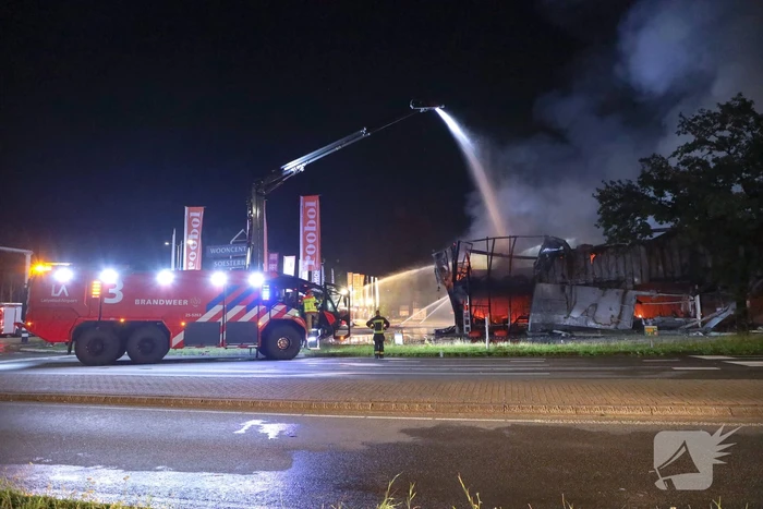 Uitslaande brand in garagebedrijf