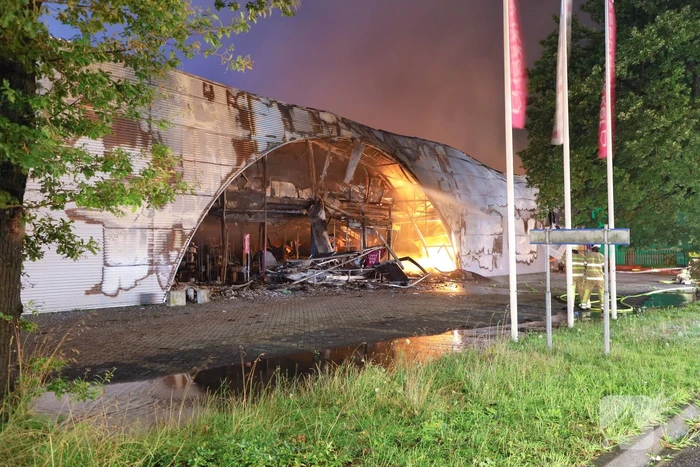 Uitslaande brand in garagebedrijf