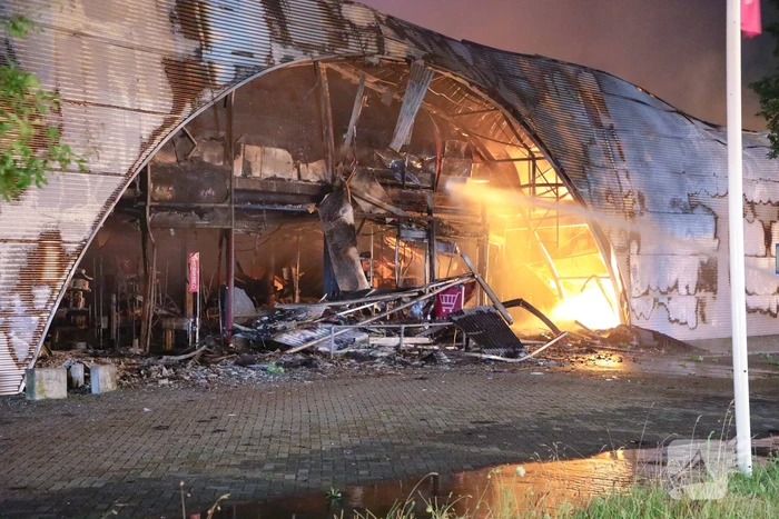 Uitslaande brand in garagebedrijf