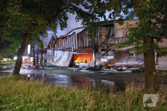 Uitslaande brand in garagebedrijf