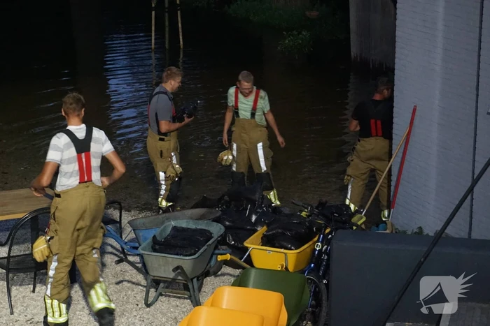 Brandweer helpt bij overstroming in woningen
