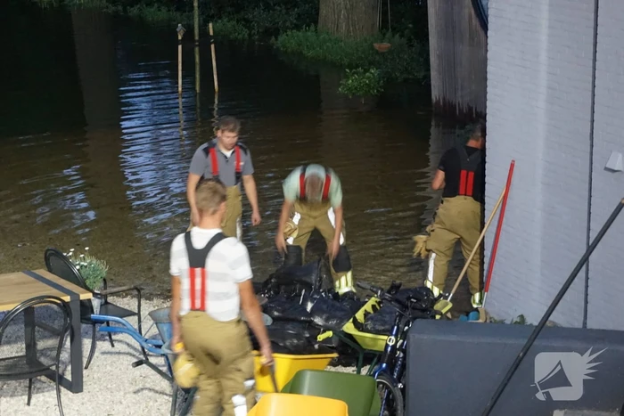 Brandweer helpt bij overstroming in woningen