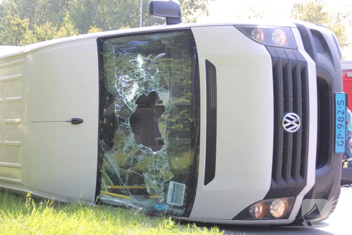 Auto botst frontaal op taxibus