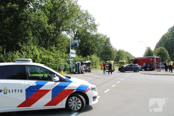 Auto botst frontaal op taxibus