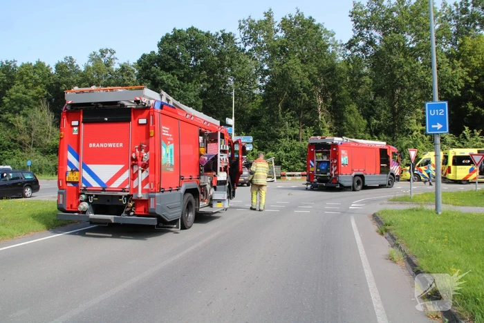 Auto botst frontaal op taxibus