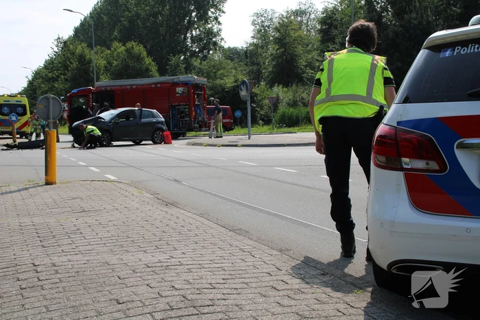 Auto botst frontaal op taxibus
