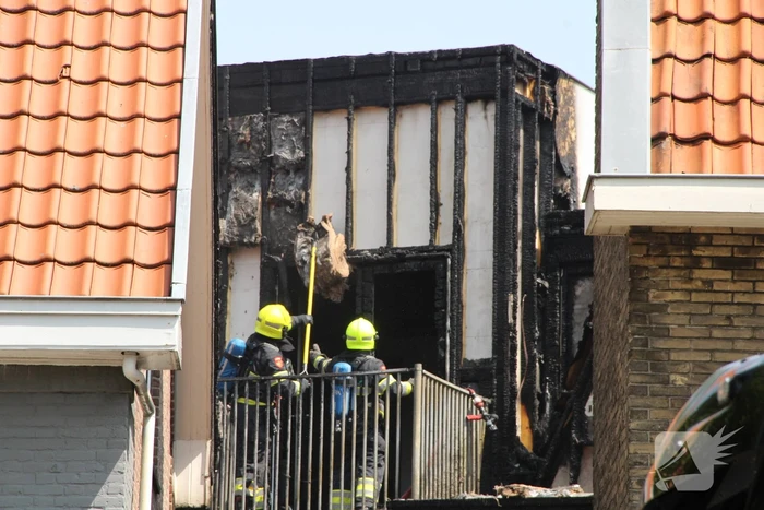 Zwarte rookwolken bij grote uitslaande woningbrand