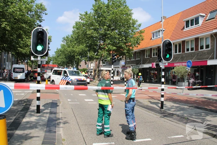 Zwarte rookwolken bij grote uitslaande woningbrand