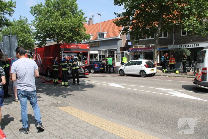 Zwarte rookwolken bij grote uitslaande woningbrand