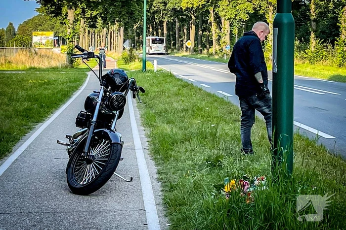 Bloemen neergelegd voor omgekomen motorrijder (32)