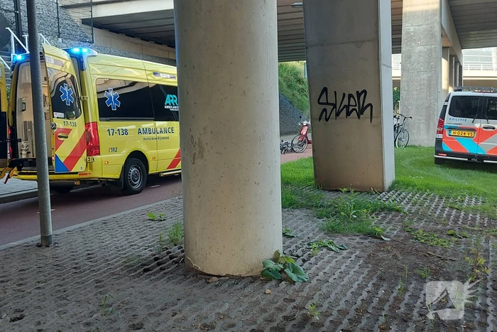 Fietsers botsen op elkaar onder viaduct