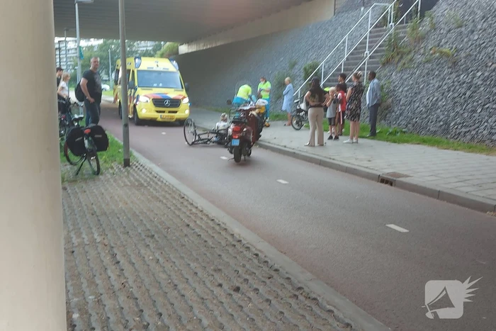 Fietsers botsen op elkaar onder viaduct