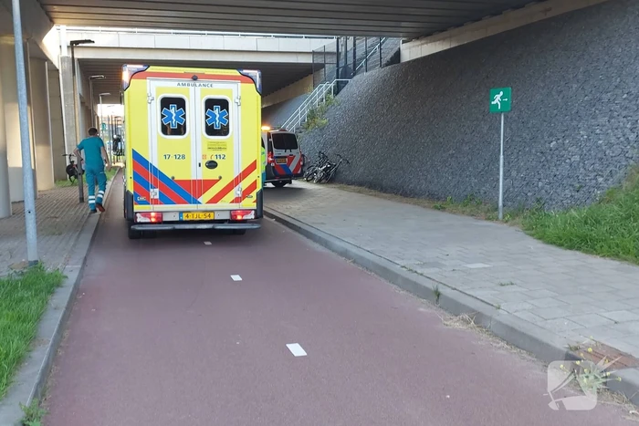 Fietsers botsen op elkaar onder viaduct