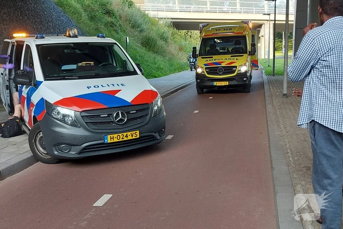 Fietsers botsen op elkaar onder viaduct