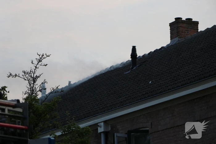 Hevige brand in dak van woning