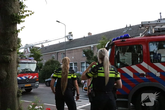 Hevige brand in dak van woning
