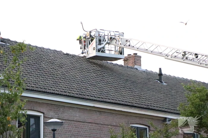 Hevige brand in dak van woning