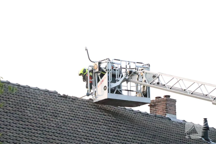 Hevige brand in dak van woning