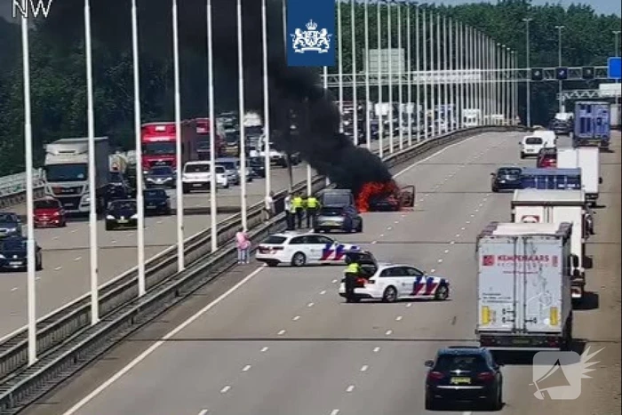 Drie rijstroken dicht op Moerdijkbrug door autobrand